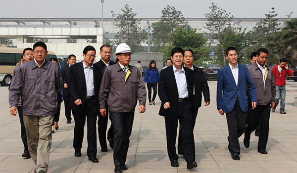 西安市委常委、常務(wù)副市長岳華峰蒞臨西瑪電機調(diào)研指導(dǎo)。 西安市委常委、常務(wù)副市長岳華峰蒞臨西瑪電機調(diào)研指導(dǎo)。