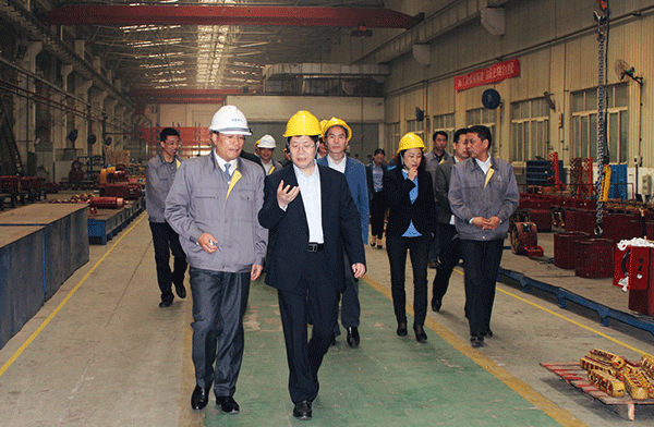 西安市委常委、常務(wù)副市長岳華峰蒞臨西瑪電機調(diào)研指導(dǎo)。 西安市委常委、常務(wù)副市長岳華峰蒞臨西瑪電機調(diào)研指導(dǎo)。